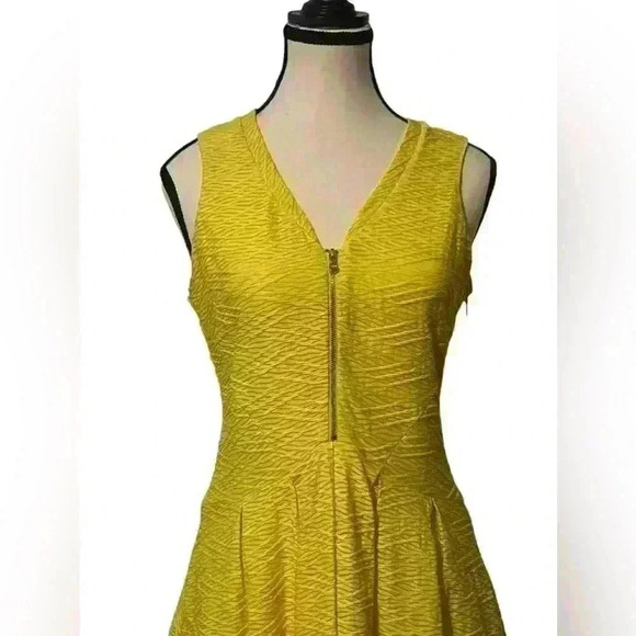 GUESS Women’s size 6 Sunny Yellow V-Neck Pleated A-Line Dress, gold zip front - Picture 4 of 13